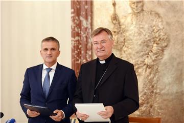  Mons. Marin Barišić i ministar državne imovine Goran Marić potpisali Ugovor o darovanju nekretnine na Dračevcu