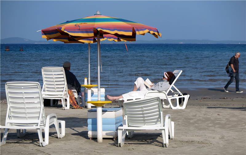 Hotelijeri i vlasnici kampova do koncesija za plažu bez natječaja   