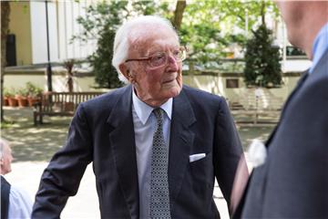 (FILE) FILE BRITAIN LORD PETER CARRINGTON OBIT