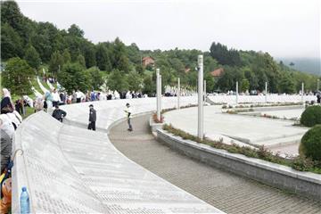 BiH: Na komemoraciju u Srebrenici stižu tisuće sudionika