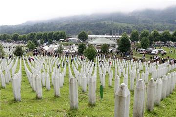 BiH: Na komemoraciju u Srebrenici stižu tisuće sudionika