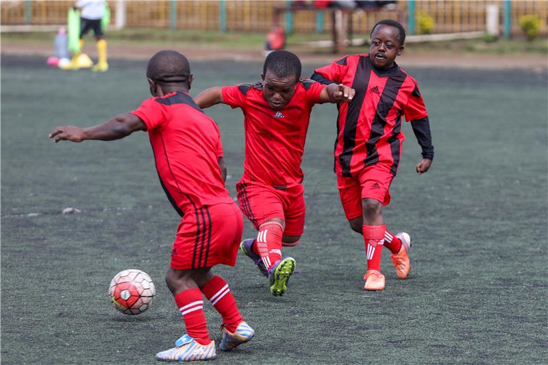 KENYA PHOTO SET DWARF SOCCER TEAM