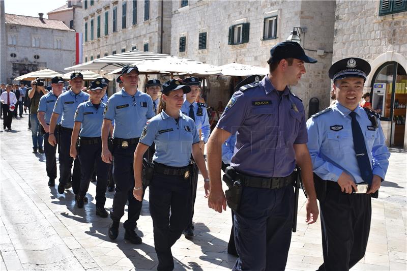 Šest kineskih policajaca tijekom ljetne sezone u zajedničkoj patroli s hrvatskim kolegama