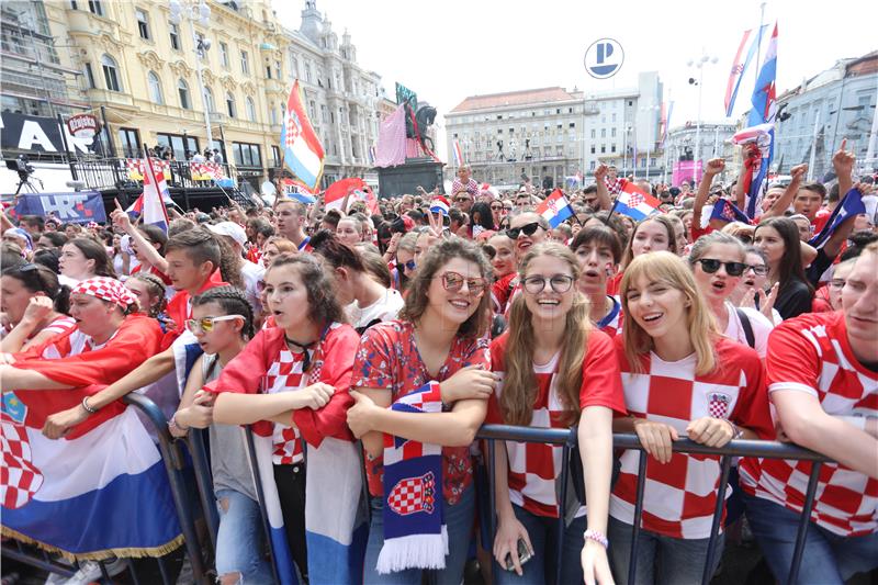  Navijači se počeli okupljati na Trgu bana Jelačića