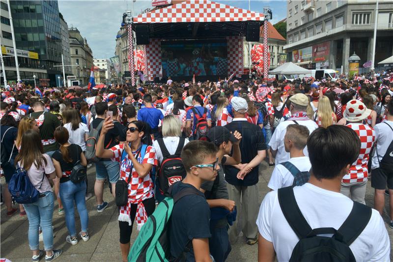 Navijači se počeli okupljati na Trgu bana Jelačića