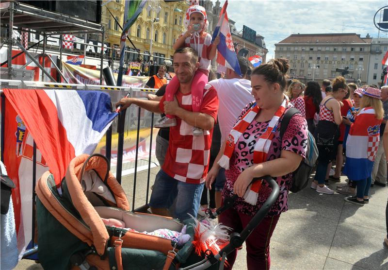 Navijači se počeli okupljati na Trgu bana Jelačića