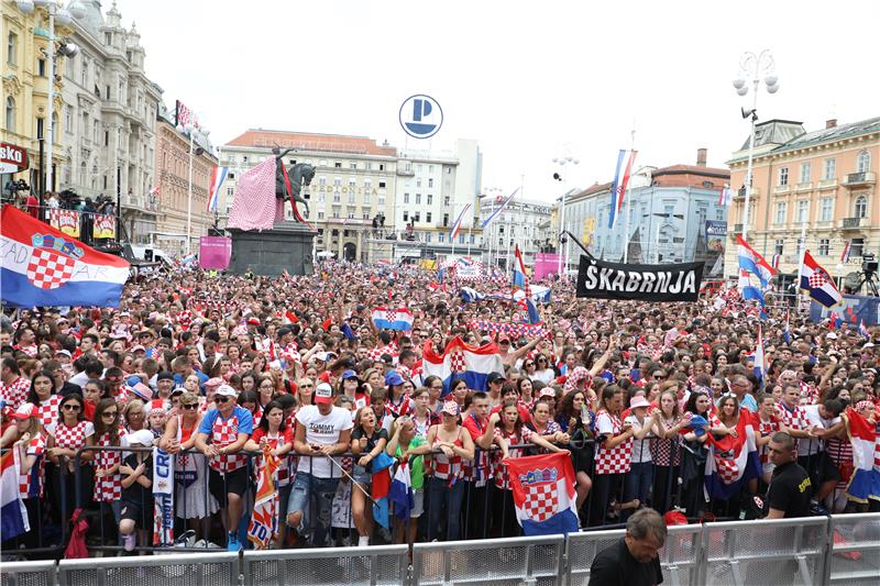 Navijači se počeli okupljati na Trgu bana Jelačića