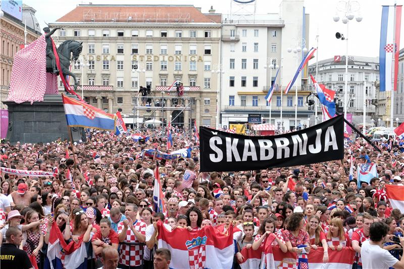 Navijači se počeli okupljati na Trgu bana Jelačića