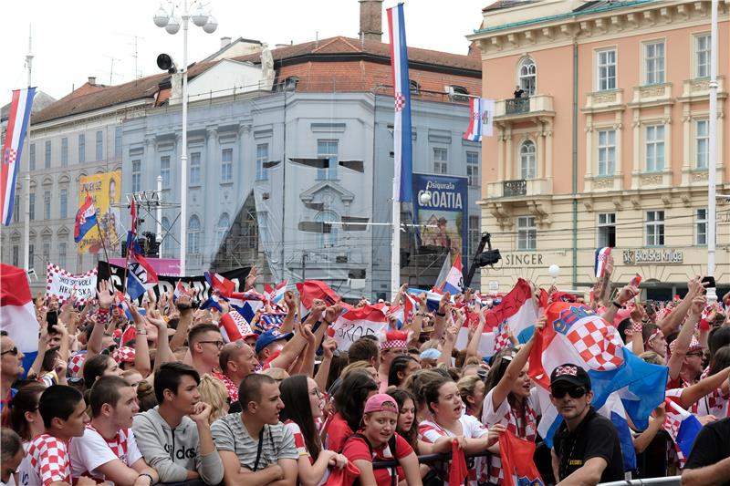 Navijači se počeli okupljati na Trgu bana Jelačića