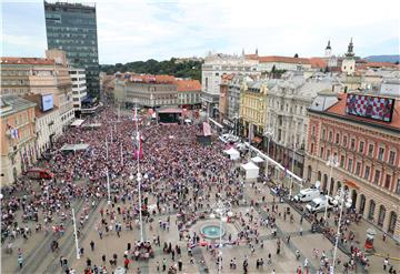 Navijači se počeli okupljati na Trgu bana Jelačića
