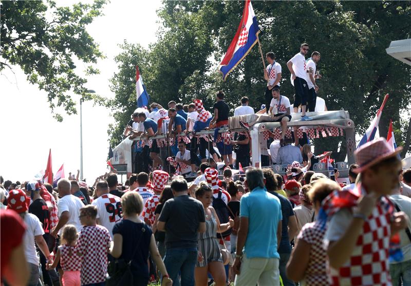 Spektakularan doček za 'Vatrene': Autobus se jedva probija prema Zagrebu! 