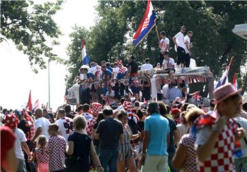 Spektakularan doček za 'Vatrene': Autobus se jedva probija prema Zagrebu! 