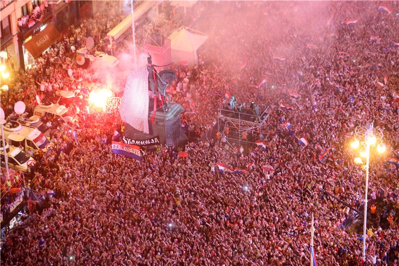 World Cup silver medalists arrive in main square, receive unforgettable welcome