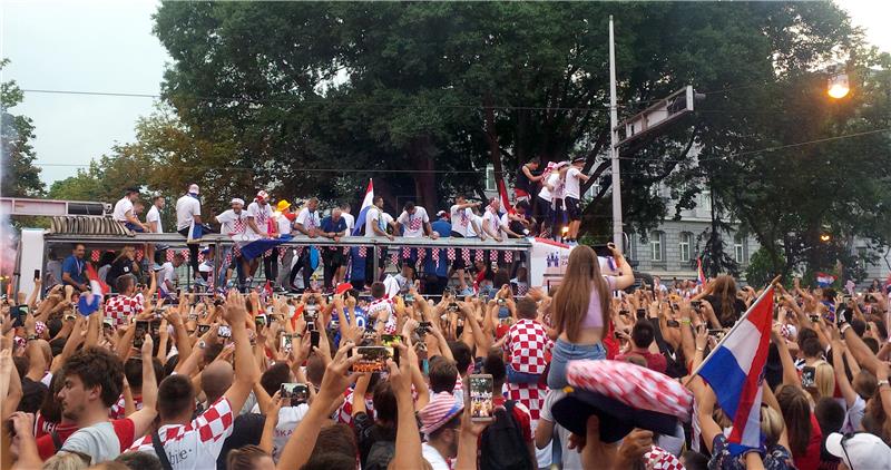 Autobus s reprezentativcima prema Trgu bana Jelačića