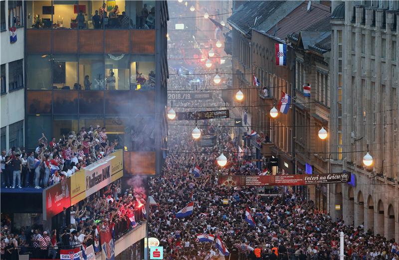 Vatreni stigli na Jelačićev trg koji je "eksplodirao" od oduševljenja