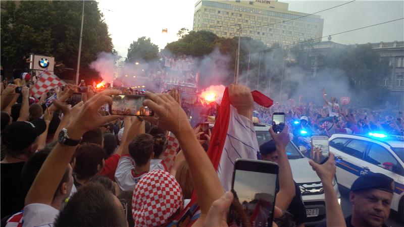 Autobus s reprezentativcima prema Trgu bana Jelačića