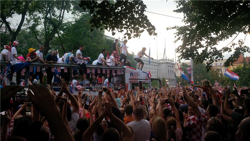 Autobus s reprezentativcima prema Trgu bana Jelačića