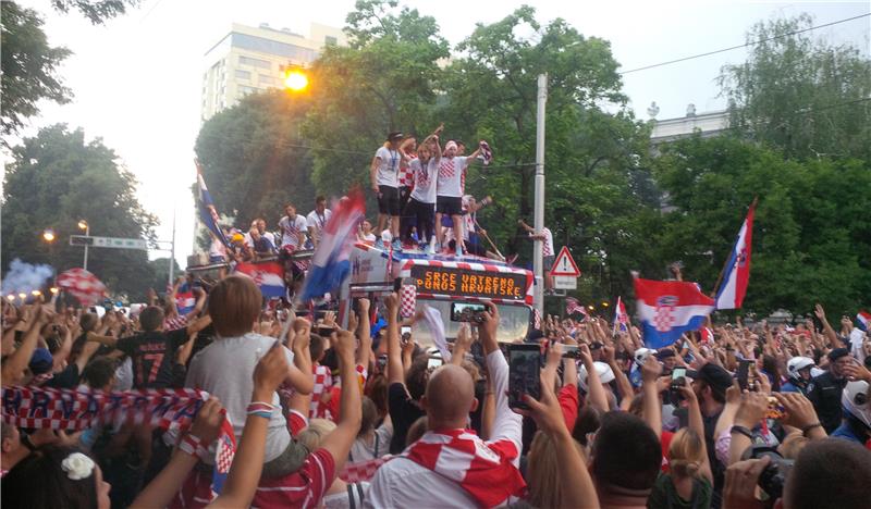 Autobus s reprezentativcima prema Trgu bana Jelačića