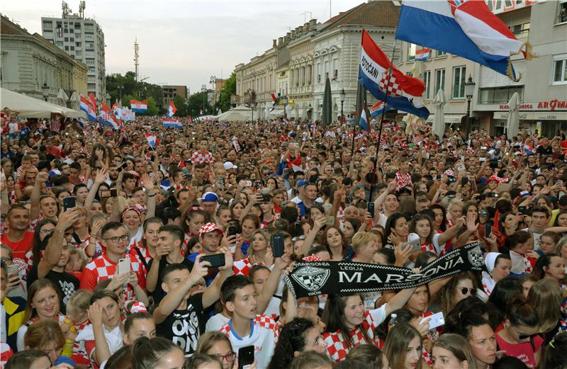 Više od 40 tisuća ljudi dočekalo Mandžukića u Slavonskom Brodu