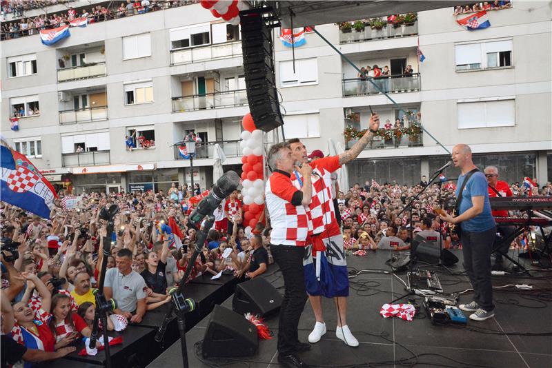 Više od 40 tisuća ljudi dočekalo Mandžukića u Slavonskom Brodu