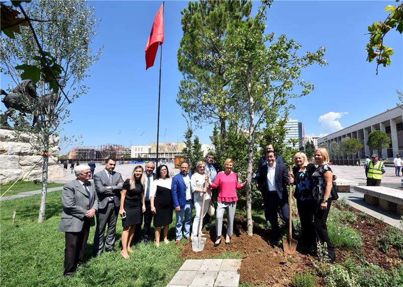 Grabar-Kitarović s gradonačelnikom Tirane