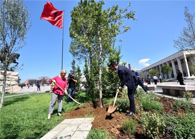 Grabar-Kitarović s gradonačelnikom Tirane