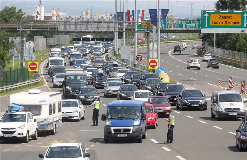 Gužve na prilazima za naplatne postaje Lučko