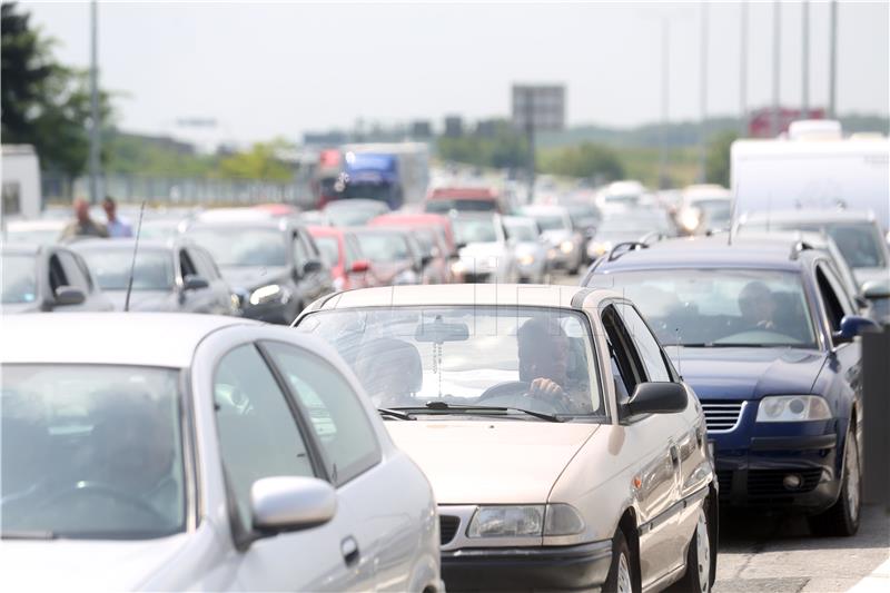 Gužve na prilazima za naplatne postaje Lučko