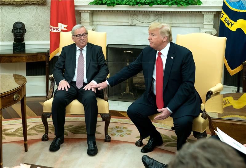 Počelo je poljupcem: kako je Juncker šarmirao Trumpa