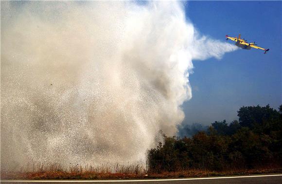 Canadairi i Airtractori gase požar kod Zadra