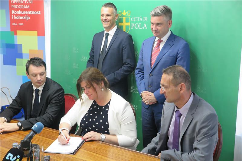 Regional development minister signs contracts worth HRK 100M for Pula