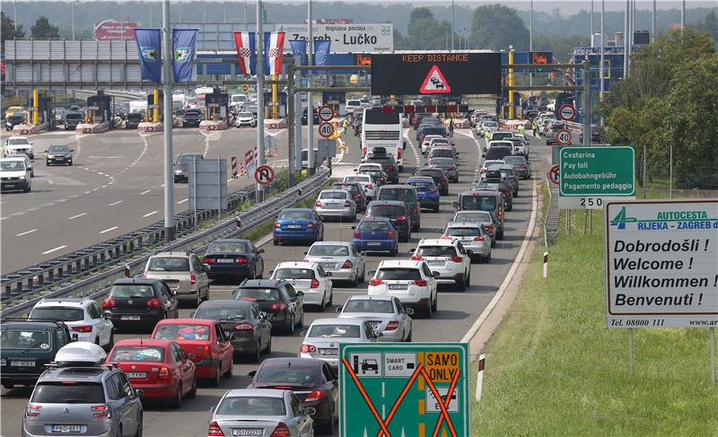 HAK- vožnja u kolonama, otežano zbog jakog pljuska kod Male Kapele  