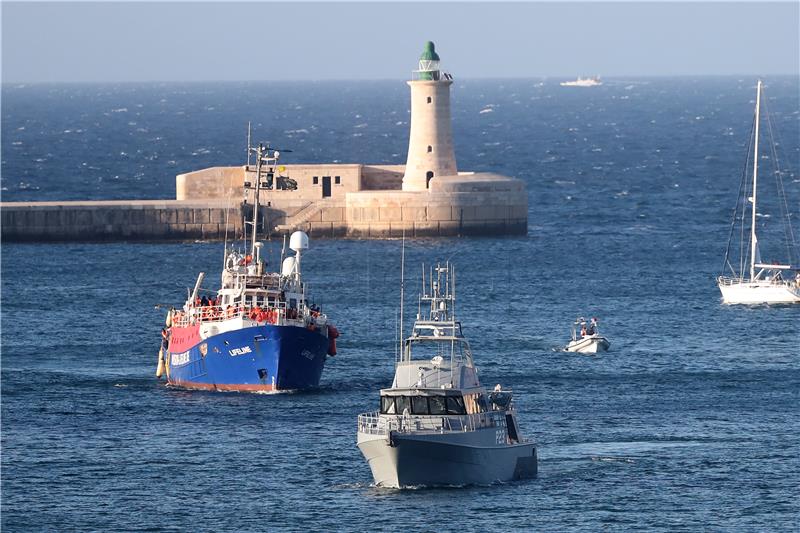 Migranti ostavljeni na moru napokon usidreni u Tunisu