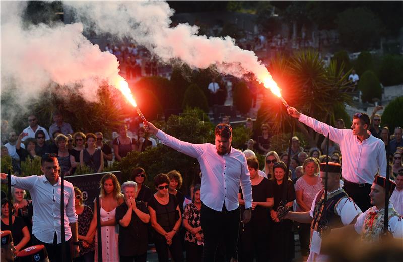 Oliver Dragojević pokopan u Veloj Luci