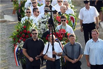 Oliver Dragojević pokopan u Veloj Luci