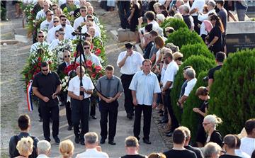 Oliver Dragojević pokopan u Veloj Luci