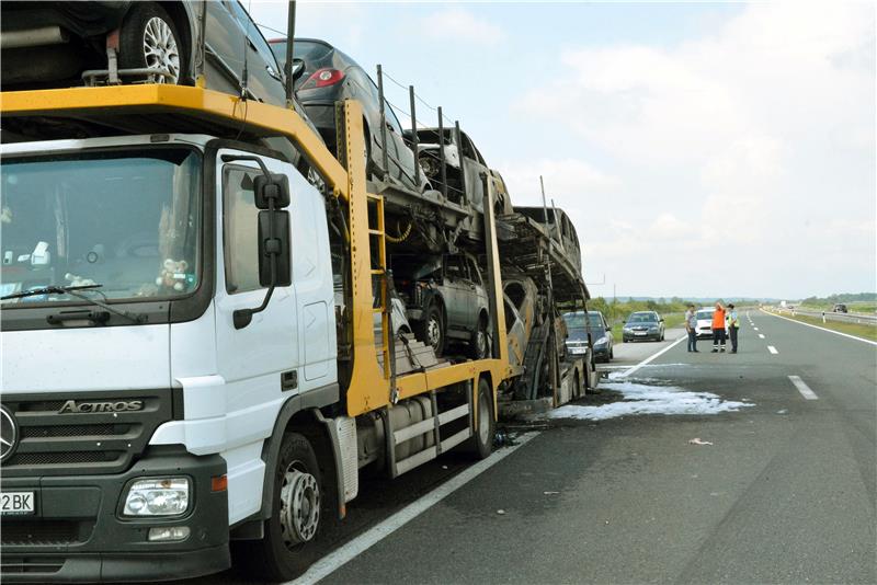 Požar na A3 na kamionu natovarenom osobnim automobilima