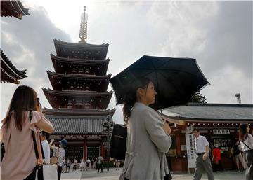 U Japanu muškarcima dijele suncobrane protiv vala vrućine