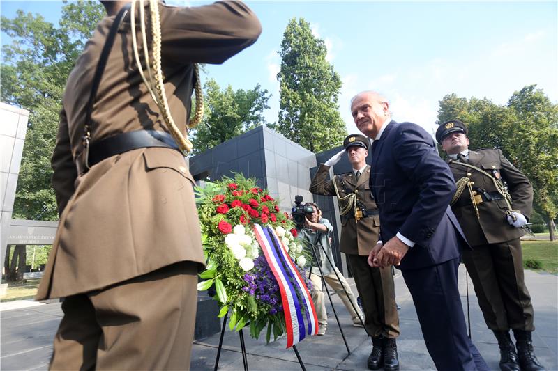 Polaganje vijenaca na Mirogoju u povodu Dana pobjede