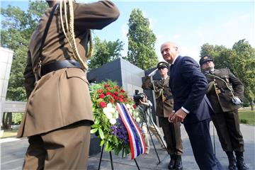 Polaganje vijenaca na Mirogoju u povodu Dana pobjede