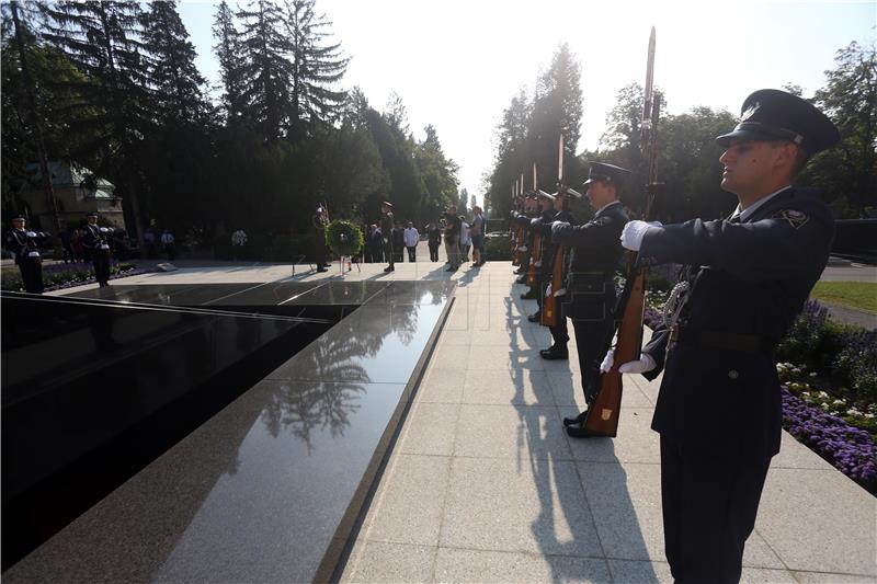 Top state officials lay wreaths to mark Victory and Homeland Thanksgiving Day