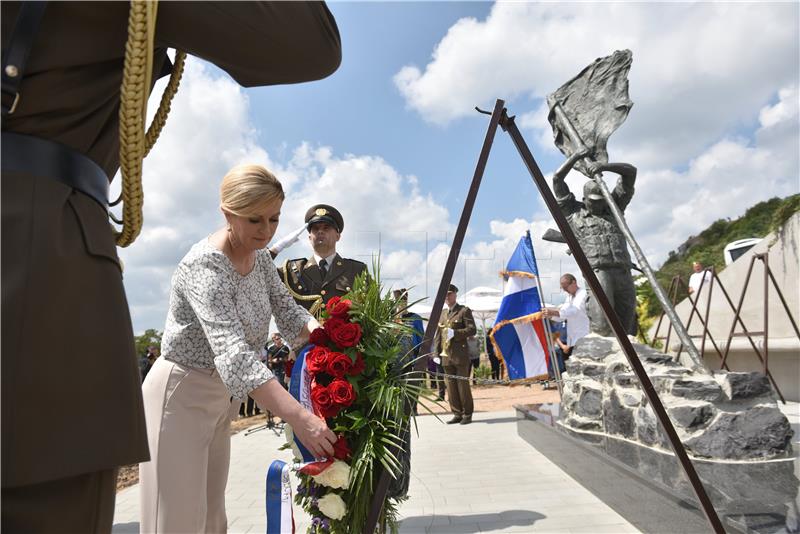 Predsjednica Grabar Kitarović u Ljubovu otkrila Spomen-obilježje poginulim braniteljima