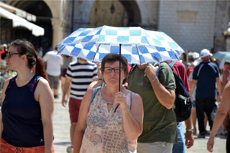 Turisti na Stradunu