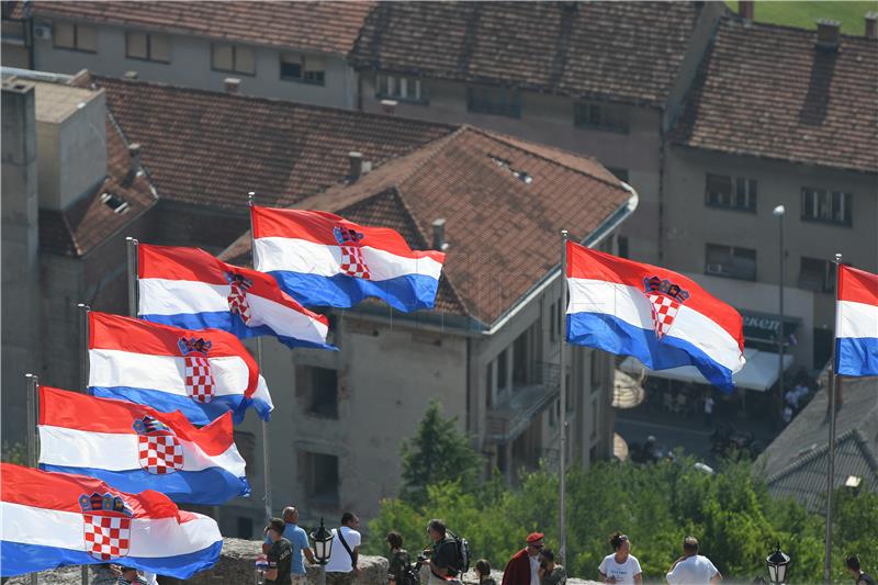 DAN POBJEDE: Na Kninskoj tvrđavi podignuta hrvatska zastava