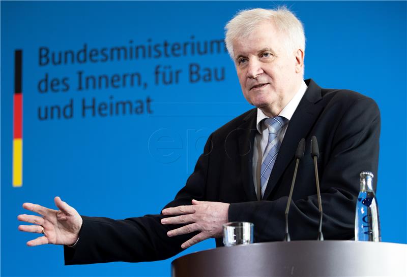 Seehofer želi dogovor s Italijom i s Grčkom o migrantima