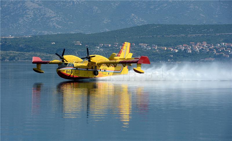 Canadairi gase požare kod Otrića i Posedarja