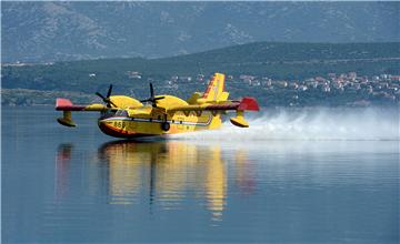 Canadairi gase požare kod Otrića i Posedarja