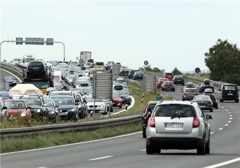 HAK: Pred naplatom Lučko u rano popodne kolona sedam kilometara