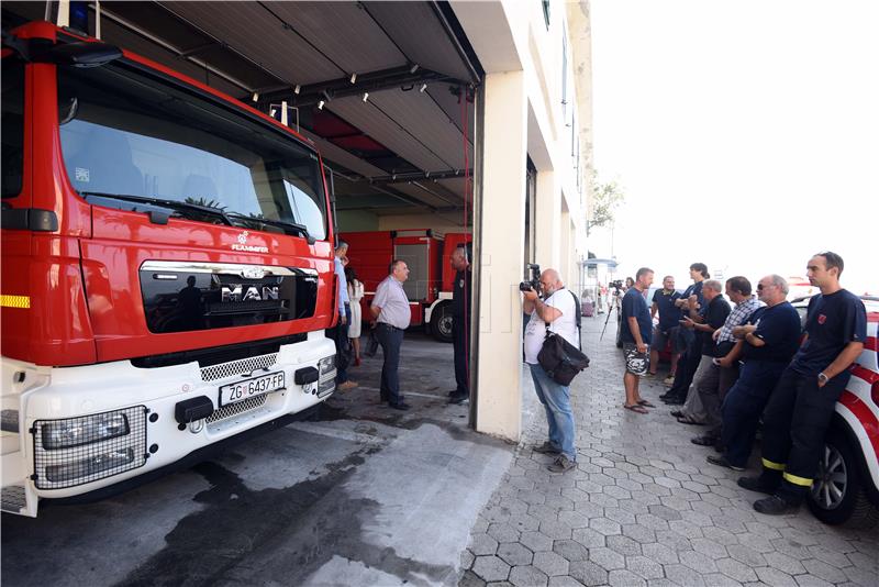 Omiški vatrogasci iz robnih zaliha dobili dva zamjenska vozila-cisterne