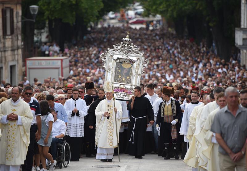 Blagdan Velike Gospe: U svečanoj procesiji u Sinju više desetaka tisuća vjernika